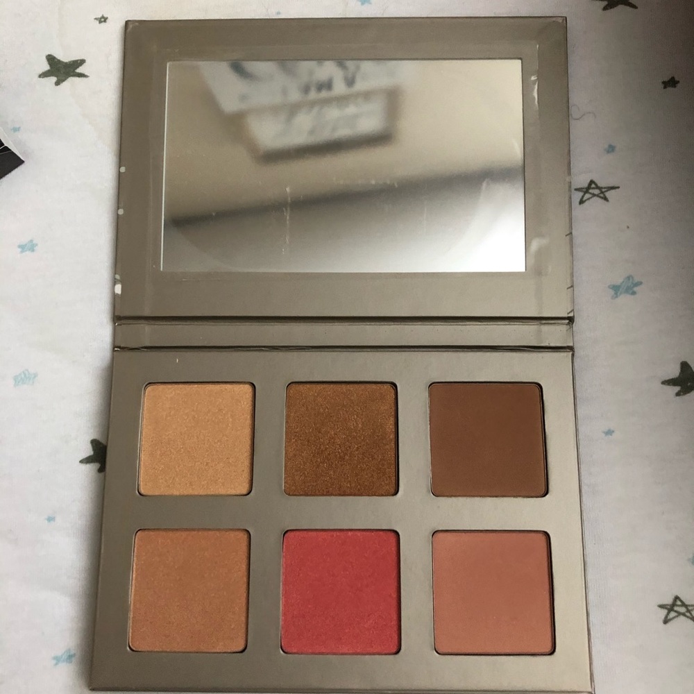 Iconic highlighter palette